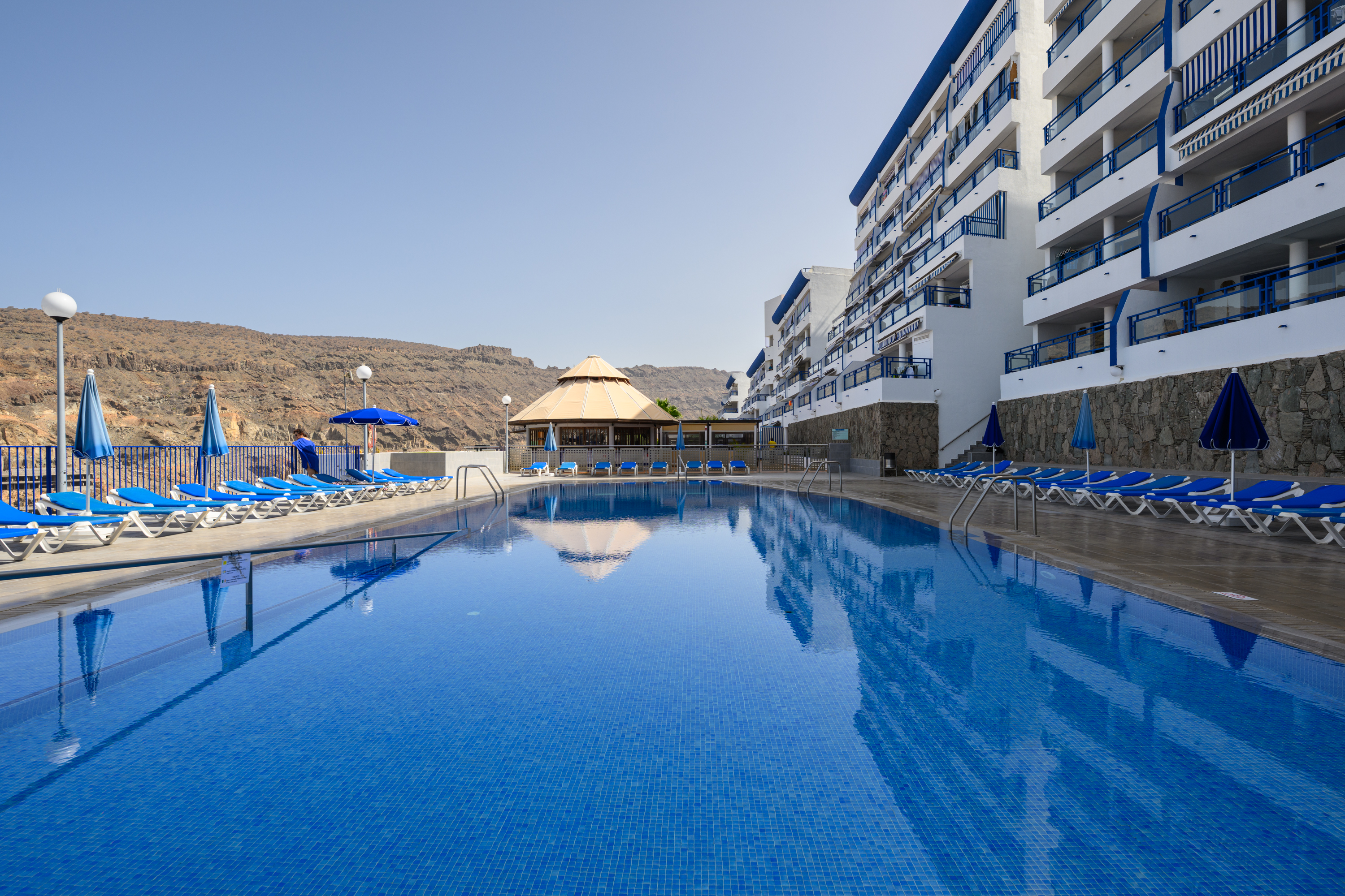 Terraza con tumbonas